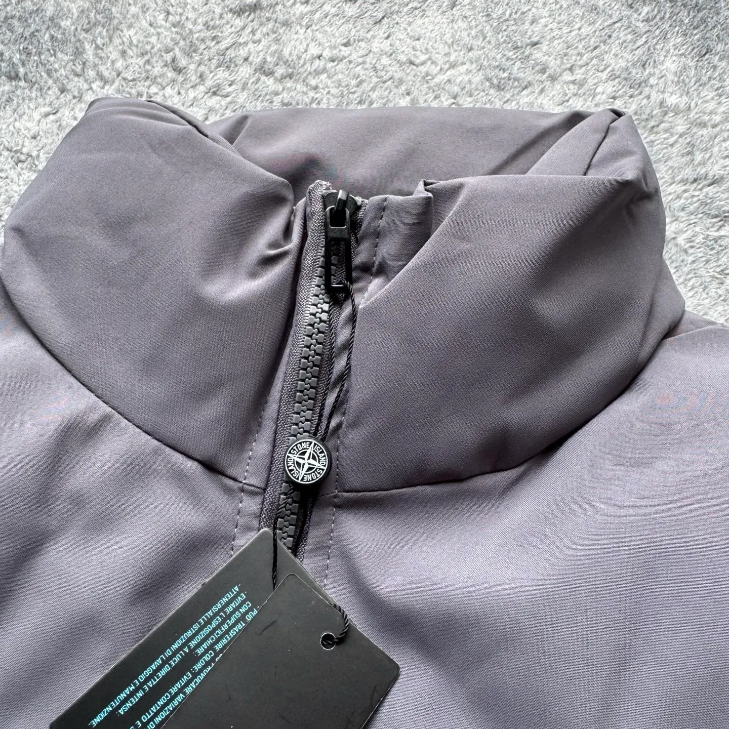 P280 Stone Island New nylon zipper outdoor functional stand-up collar cotton jacket Stone Island 23FW new product recommendation Classic nylon stand-up collar cotton jacket Short loose silhouette Suitable for various body types Specially treated nylon fabric Waterproof and anti-fouling Classic armband embellishment on the arms Customized buttons Complete with three-label hangtags Hand-stuffed down cotton inside Full and stylish Highly warm and OEM quality Factory OEM quality Exquisite workmanship Black and gray recommended Suitable for both men and women Color: Black Gray Size: M-2XL Length Bust Shoulder Width Sleeve Length M 74 128 60 60 L 76 132 62 61 XL 78 136 64 62 2XL 80 140 66 63